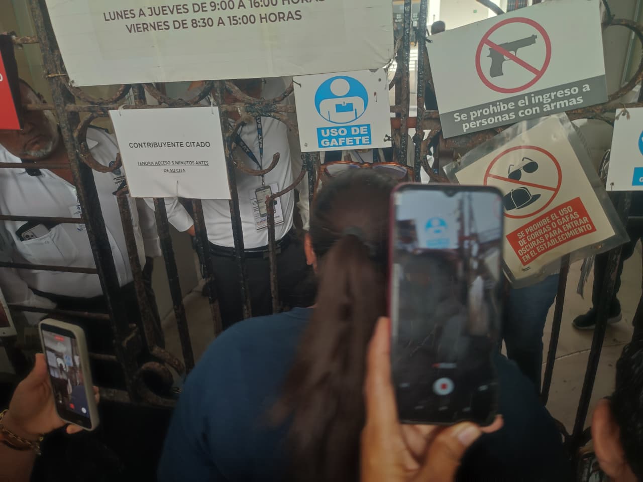 Afectados por cobro de luz se manifiestan frente al SAT en Mazatlán
