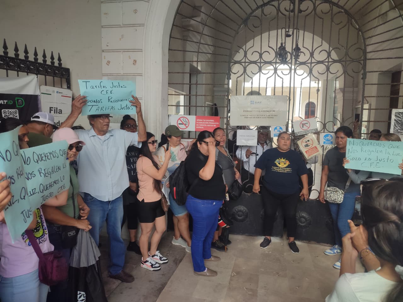 Afectados por cobro de luz se manifiestan frente al SAT en Mazatlán