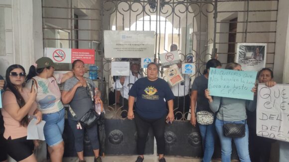 “Que salga el baquetón”; afectados por cobro de luz explotan frente al SAT en Mazatlán, Sinaloa