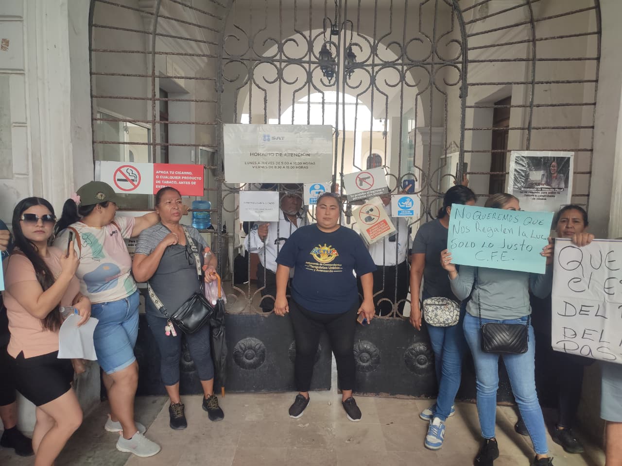 Afectados por cobro de luz se manifiestan frente al SAT en Mazatlán