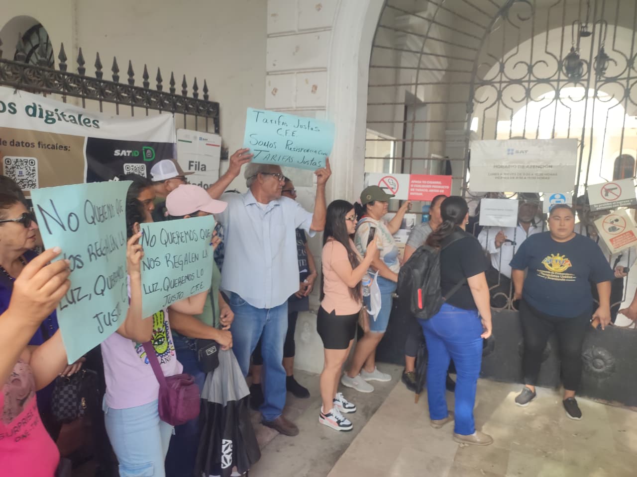Afectados por cobro de luz se manifiestan frente al SAT en Mazatlán