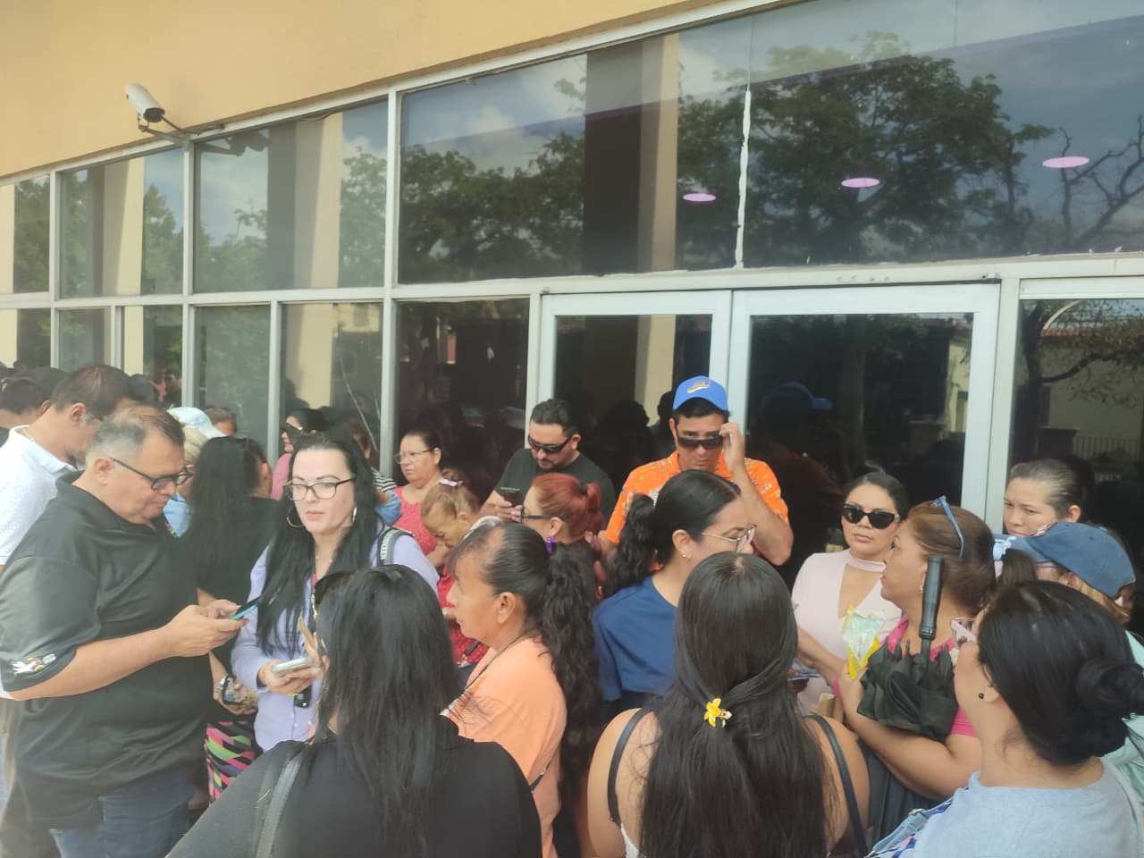 Manifestantes por altos cobros de luz en Mazatlán