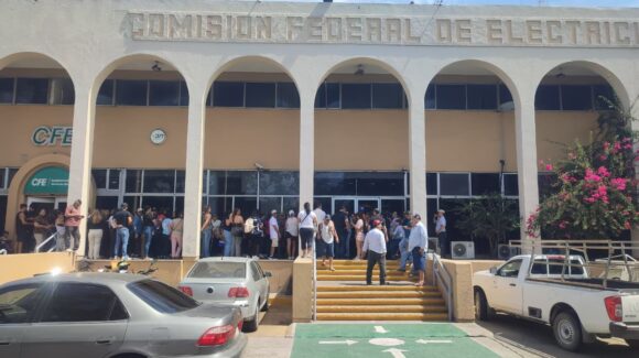 ‘Nosotros nos partimos la madre’; recalcan manifestantes por presencia de diputados en protestas por altos recibos de CFE en Mazatlán, Sinaloa