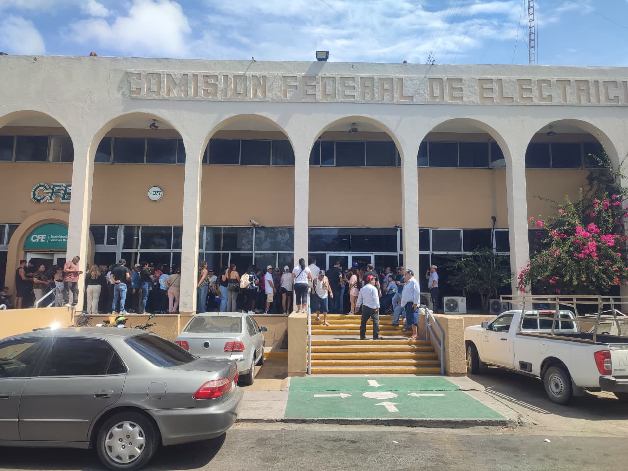 Manifestantes por altos cobros de luz en Mazatlán