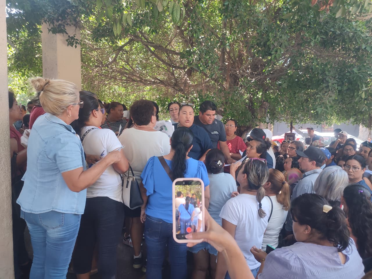 Manifestantes por altos cobros de luz en Mazatlán