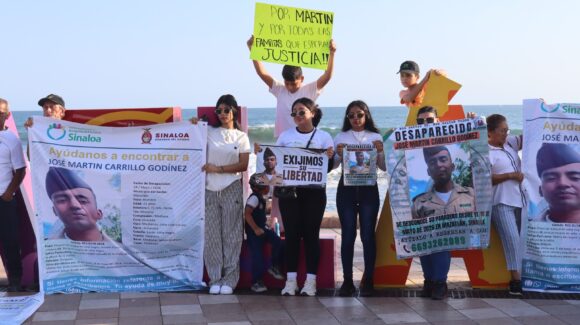 Madre de joven desaparecido en Mazatlán, Sinaloa, realiza manifestación pacífica para pedir la aparición con vida de su hijo