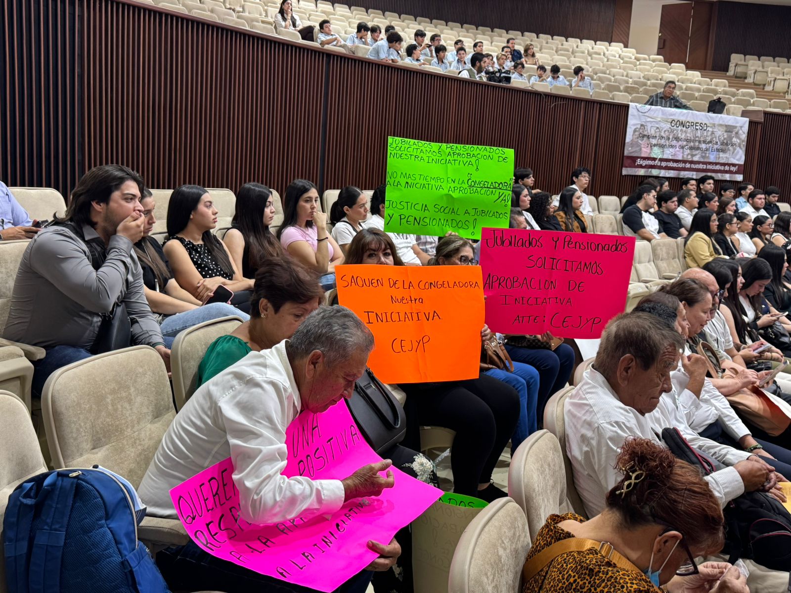 Se manifiestan trabajadores jubilados de Gobierno en el Congreso