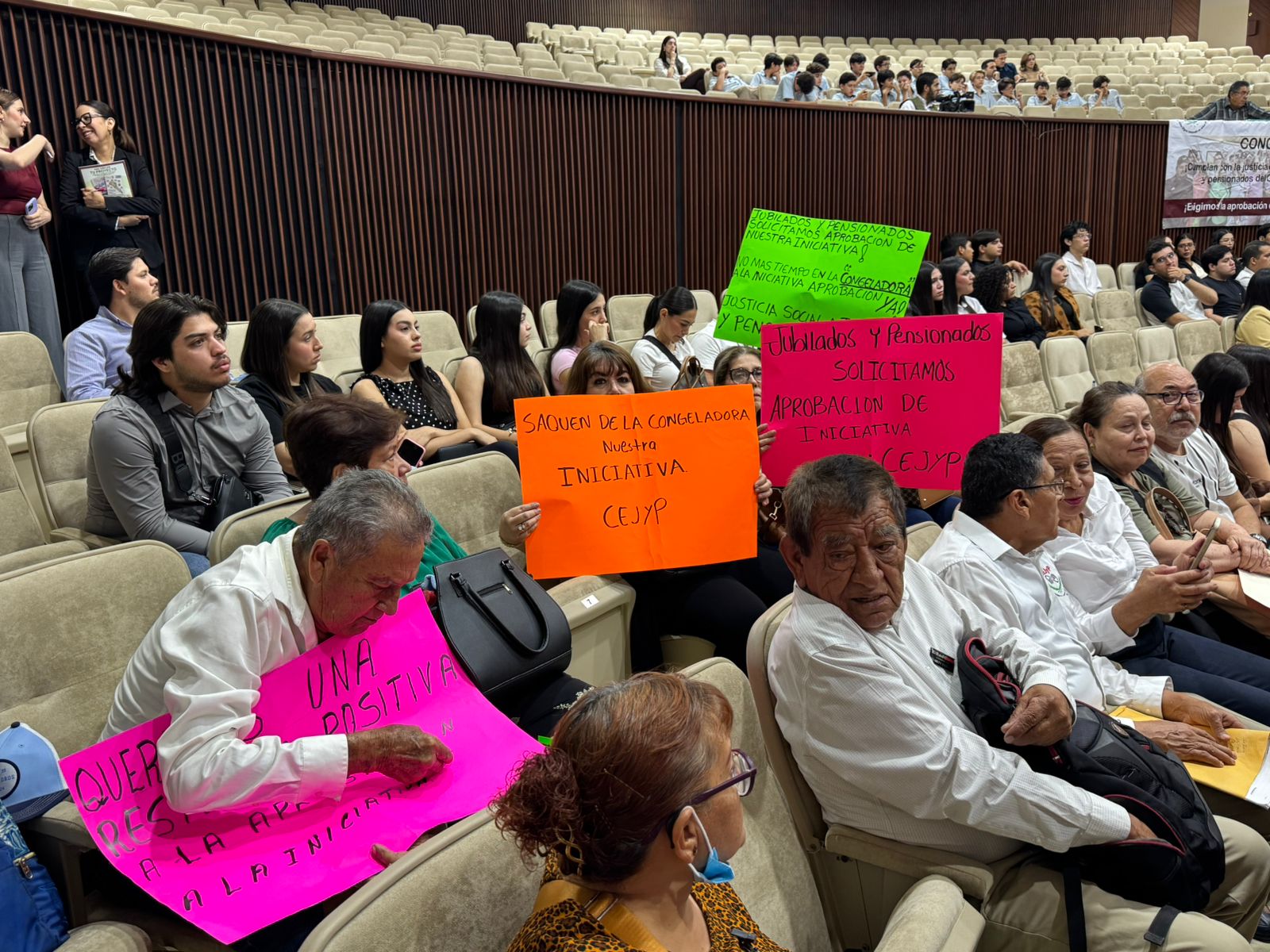 Se manifiestan trabajadores jubilados de Gobierno en el Congreso