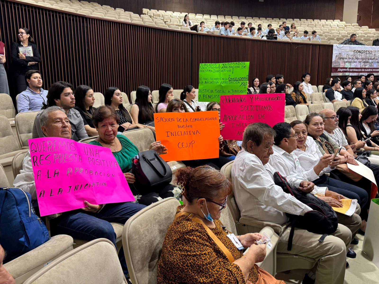 Se manifiestan trabajadores jubilados de Gobierno en el Congreso