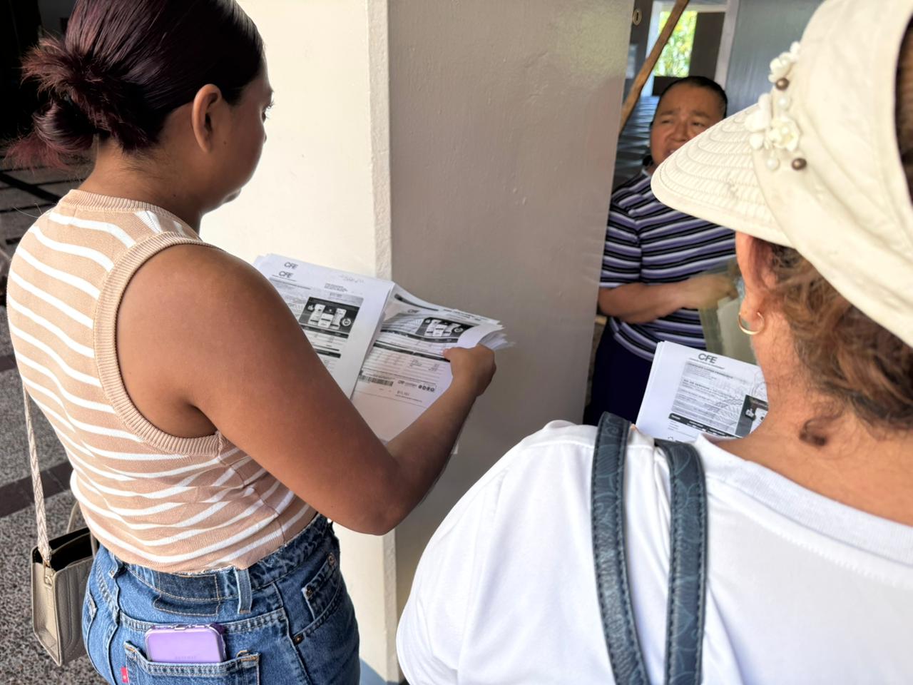 Vecinos de Villa Juárez, Navolato, protestan en Palacio de Gobierno por altos cobros de la CFE