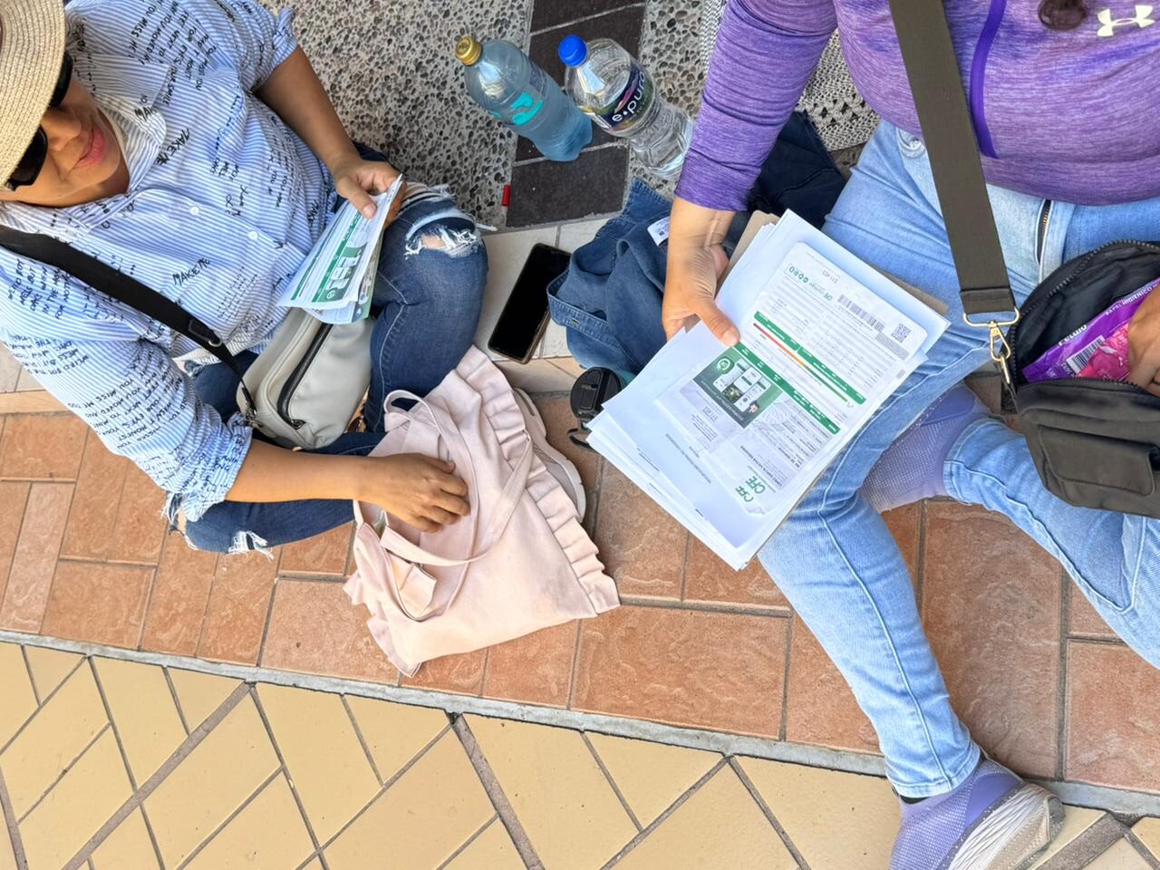 Vecinos de Villa Juárez, Navolato, protestan en Palacio de Gobierno por altos cobros de la CFE