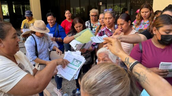 “Yo no voy a pagar lo que no debo”: vecinos de Villa Juárez, Navolato, protestan en Palacio de Gobierno por altos cobros de la CFE