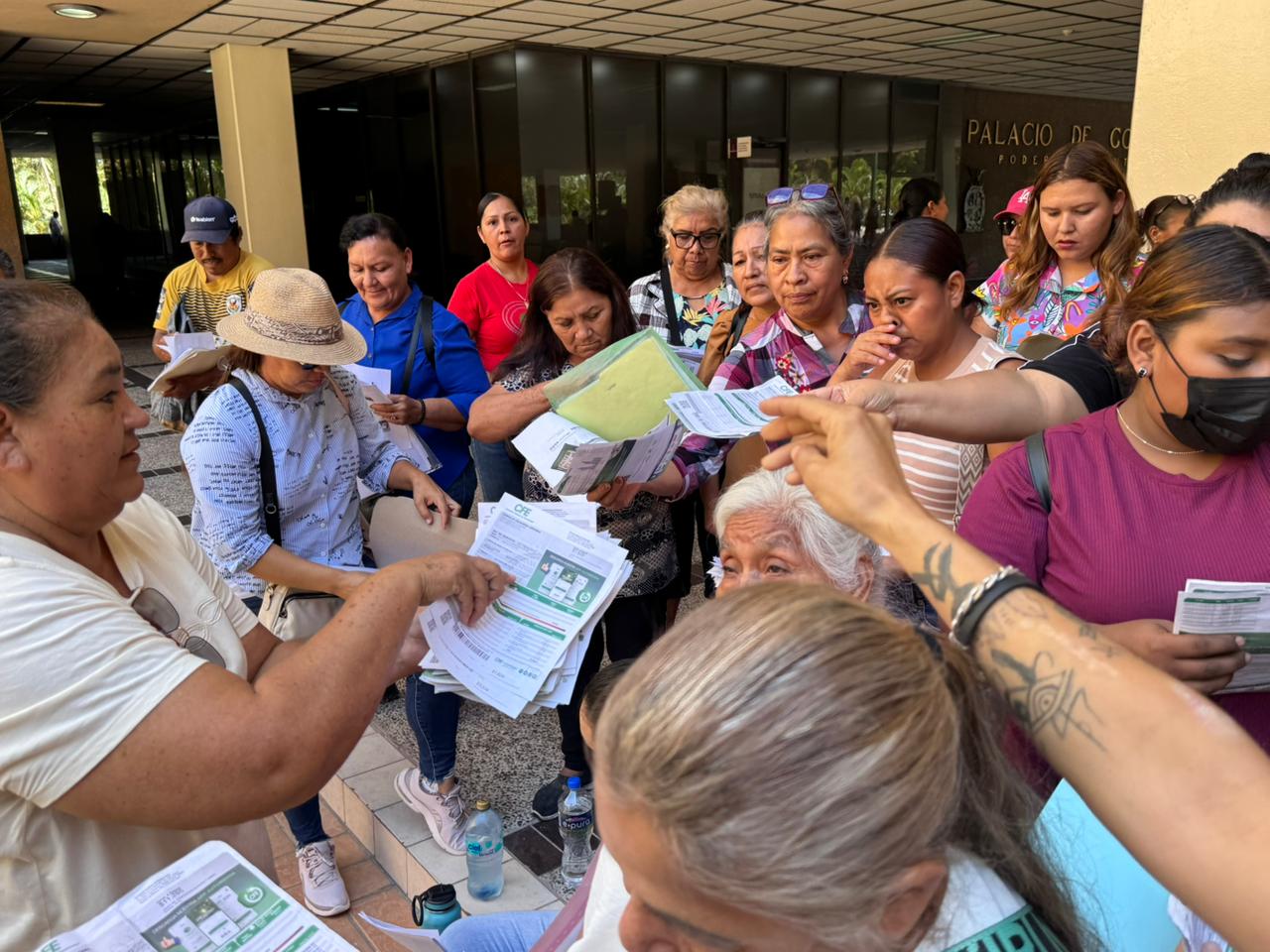 Vecinos de Villa Juárez, Navolato, protestan en Palacio de Gobierno por altos cobros de la CFE