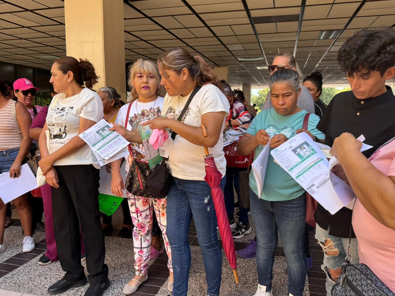 Vecinos de Villa Juárez, Navolato, protestan en Palacio de Gobierno por altos cobros de la CFE