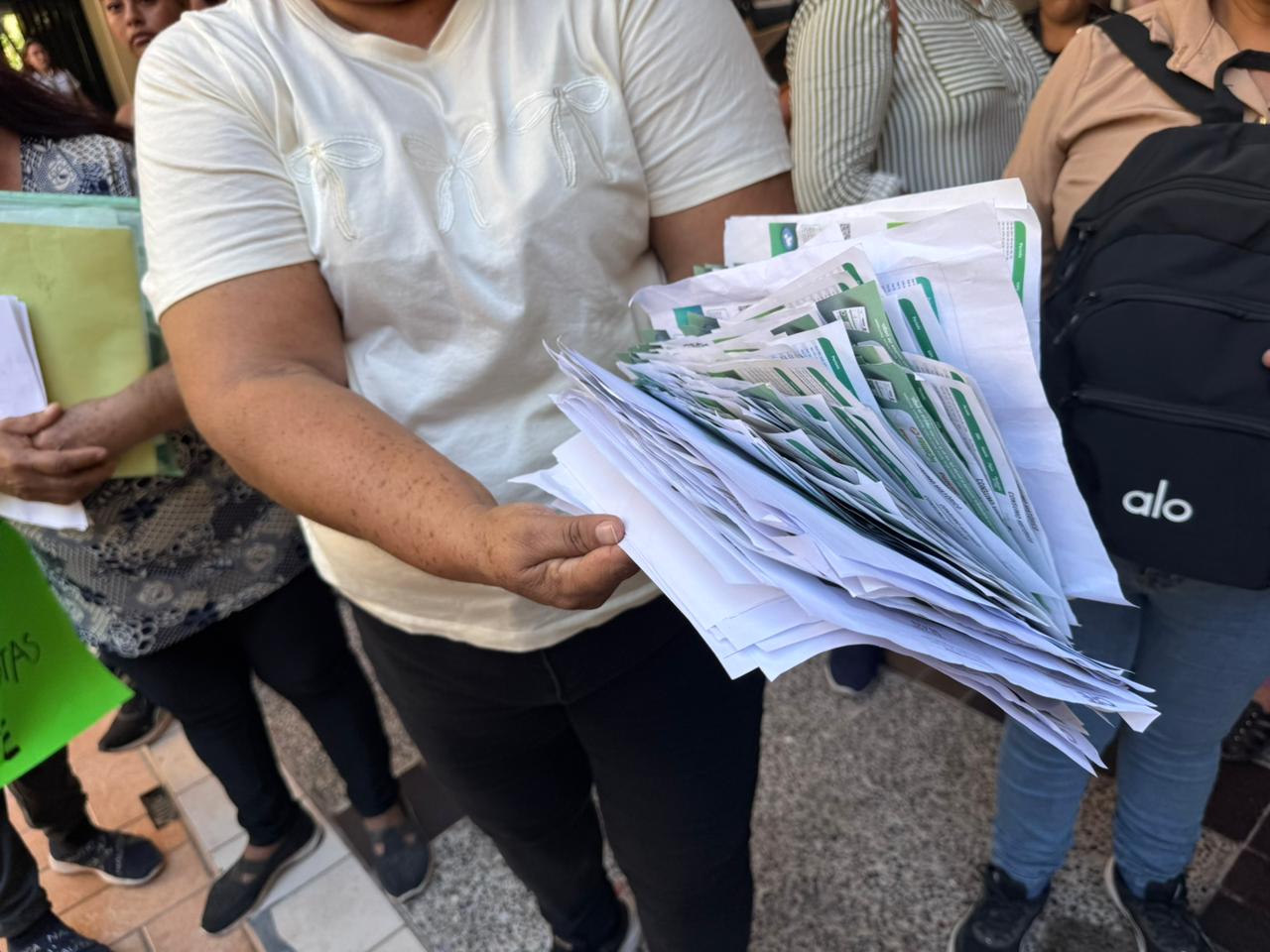 Vecinos de Villa Juárez, Navolato, protestan en Palacio de Gobierno por altos cobros de la CFE