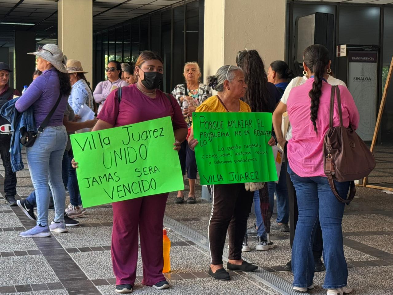 Vecinos de Villa Juárez, Navolato, protestan en Palacio de Gobierno por altos cobros de la CFE