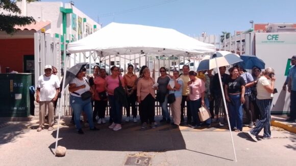 Manifestantes bloquean acceso a oficinas de CFE en Guasave tras días de inconformidad por recibos “excesivos”