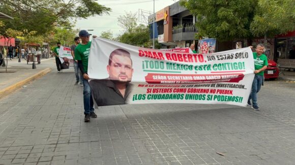 A 29 días de la desaparición de Omar Roberto en Mazatlán, Sinaloa, familiares y amigos marchan para exigir justicia en Los Mochis