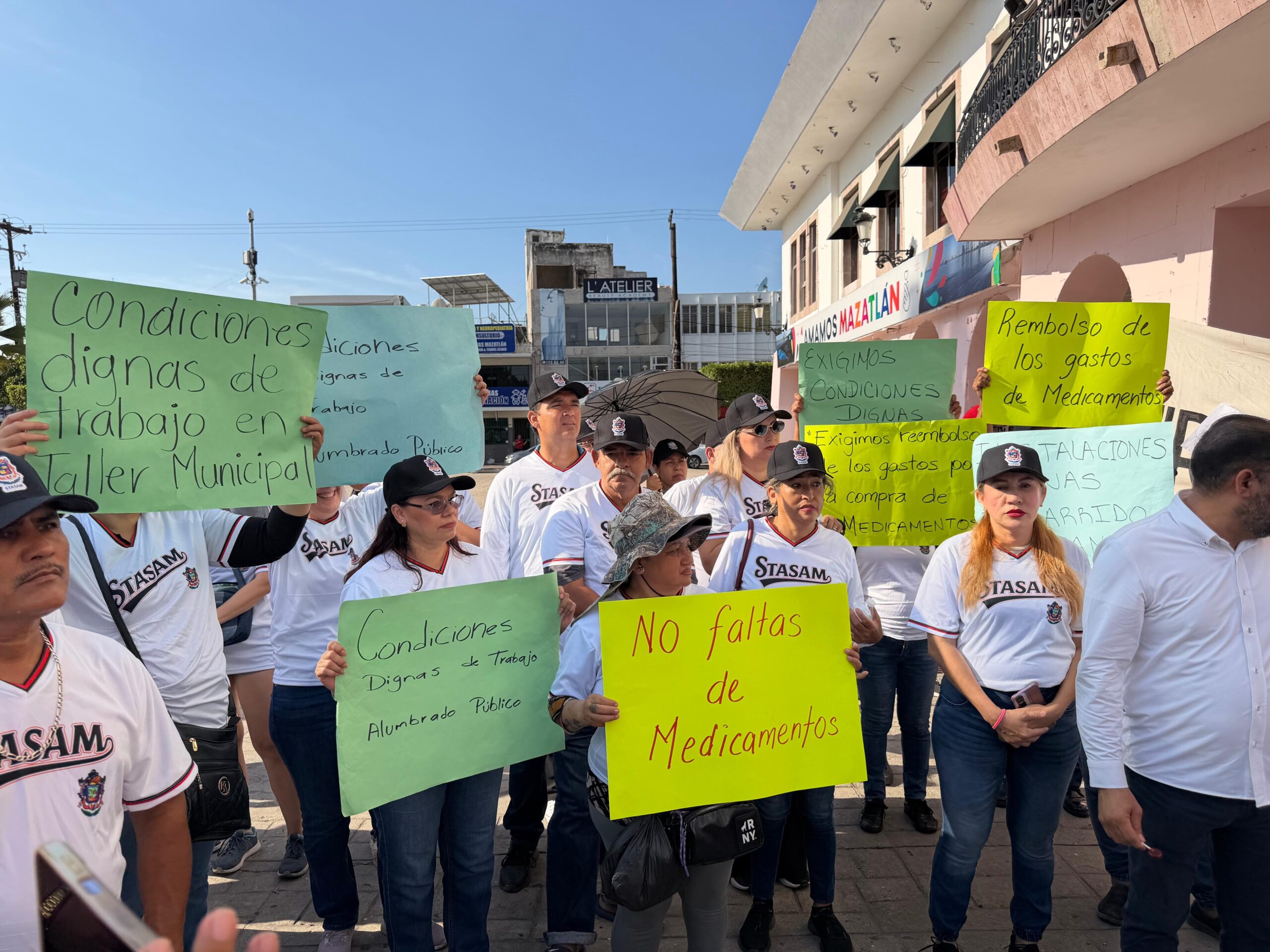 Marchan trabajadores del Stasam en el Día del Trabajo en Mazatlán