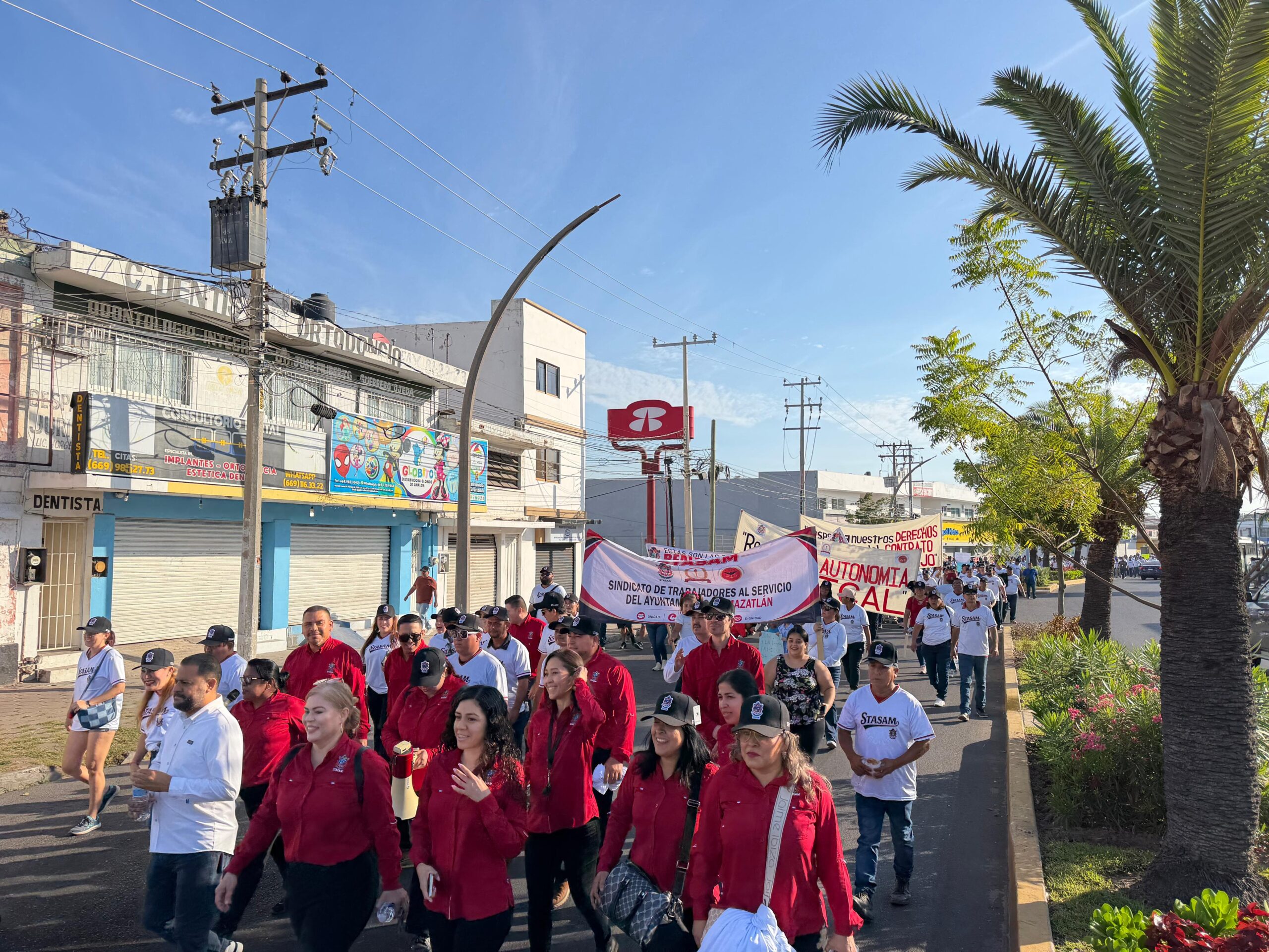 Marchan trabajadores del Stasam en el Día del Trabajo en Mazatlán