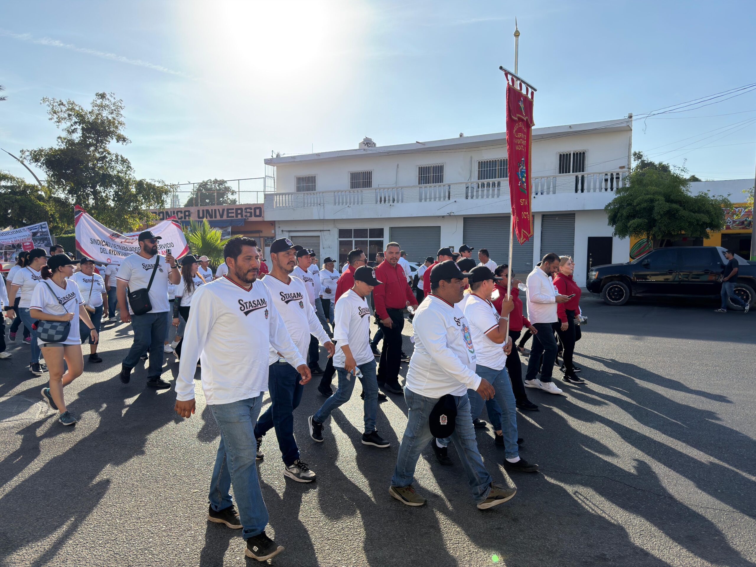 Marchan trabajadores del Stasam en el Día del Trabajo en Mazatlán