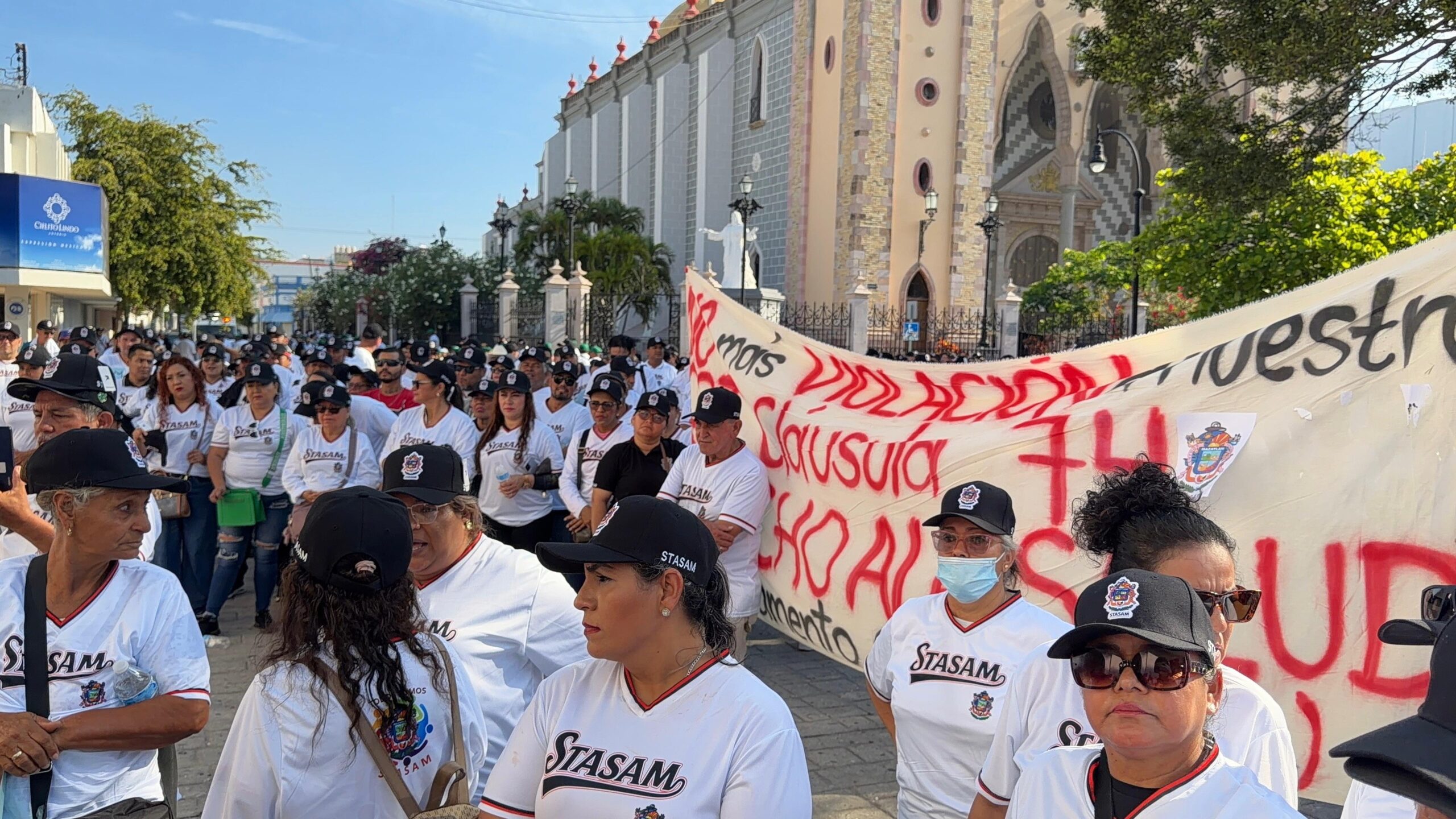 Marchan trabajadores del Stasam en el Día del Trabajo en Mazatlán