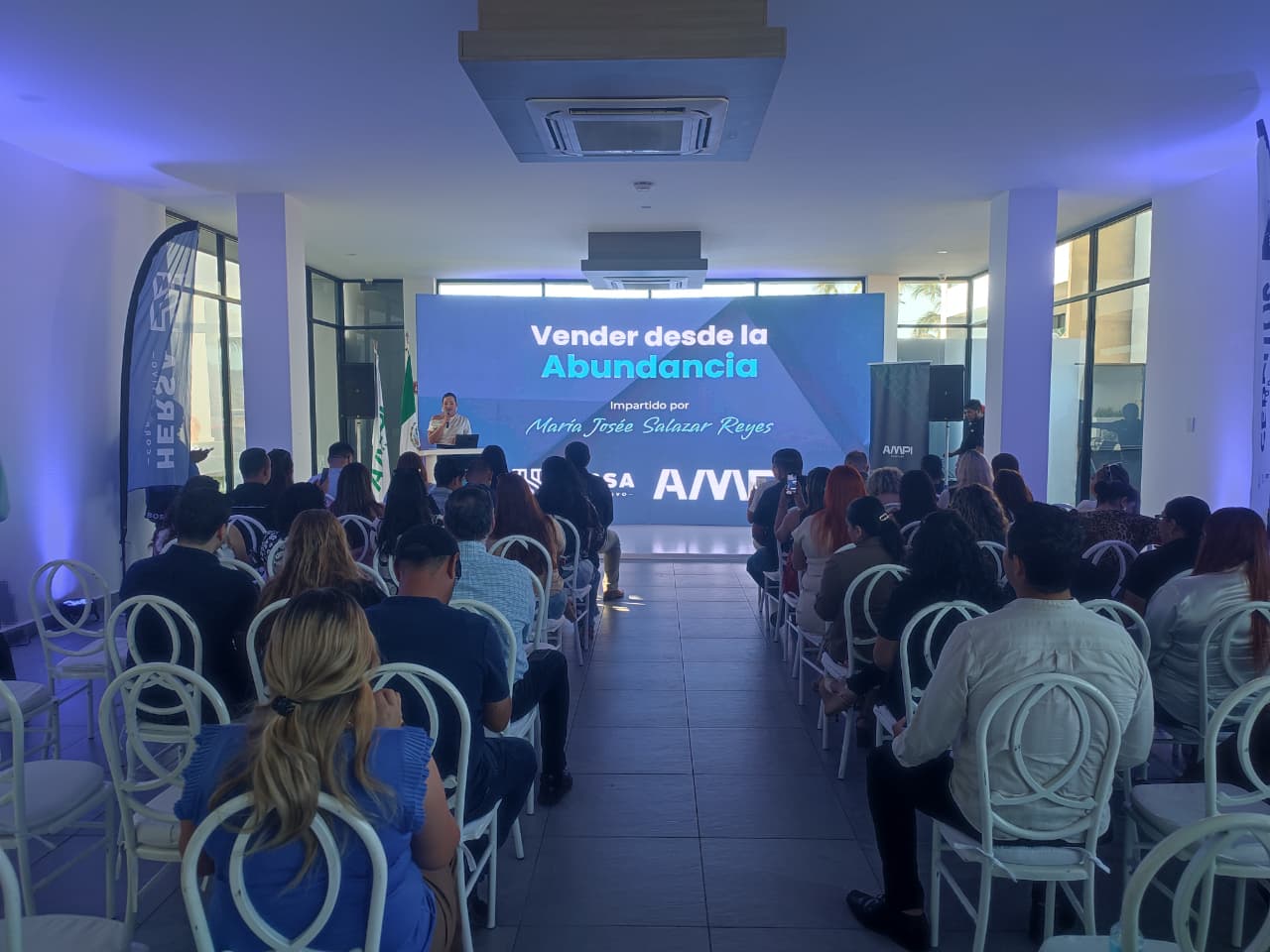 María José Salazar imparte plática desde Hersa Corporativo, en Mazatlán