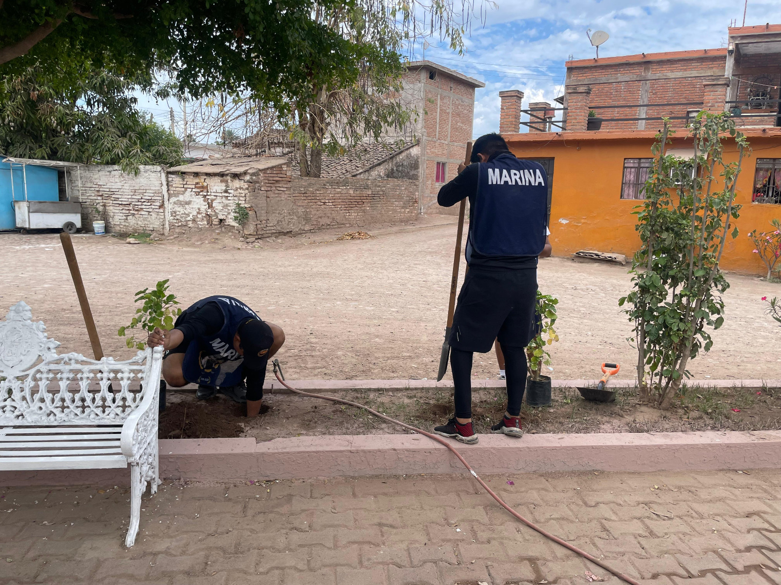 Marina lleva apoyo a El Quemado