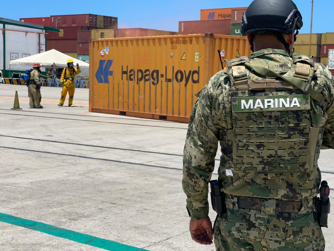 Elementos de la Marina realizan un entrenamiento en el puerto de Mazatlán