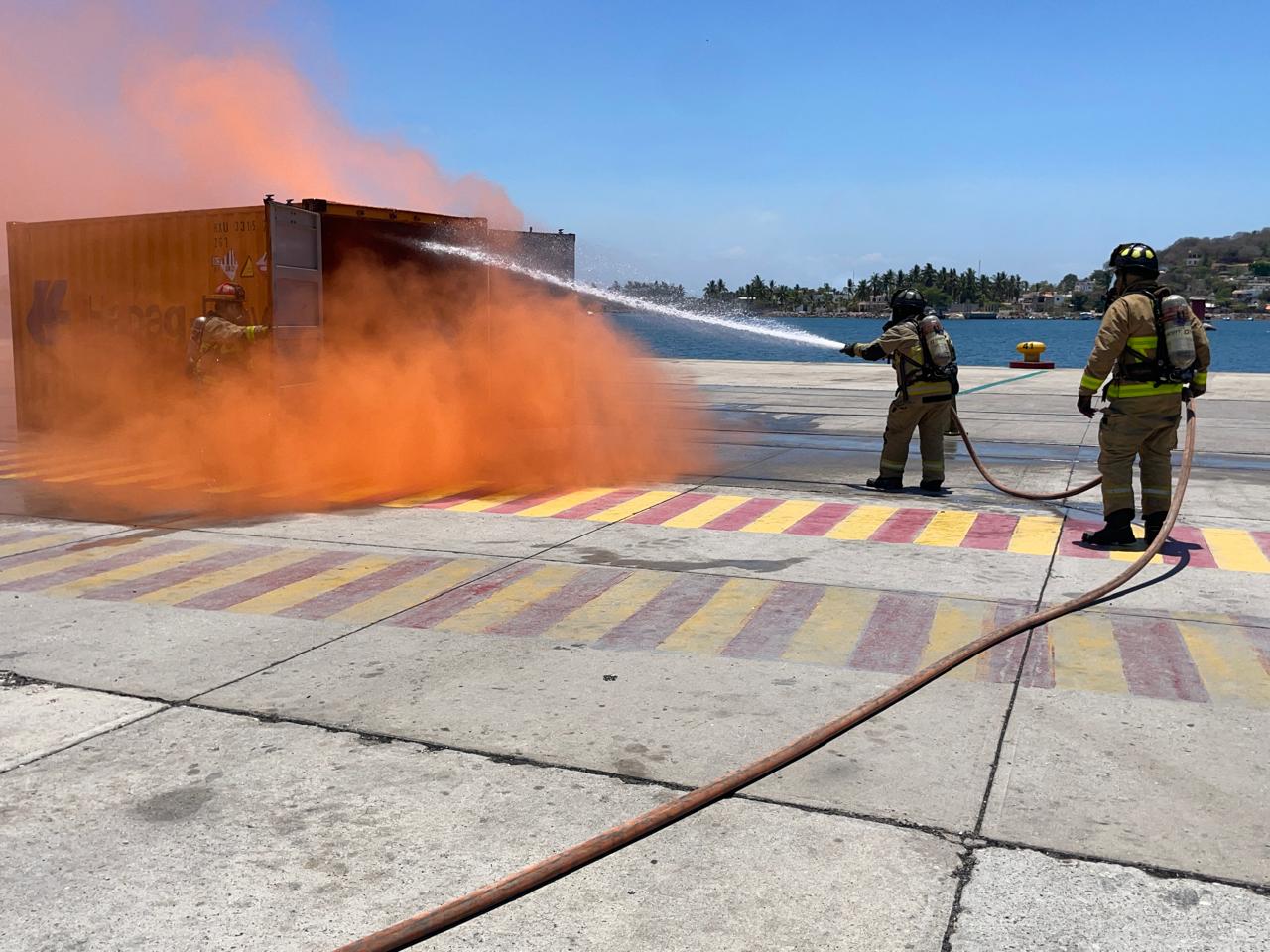 Elementos de la Marina realizan un entrenamiento en el puerto de Mazatlán