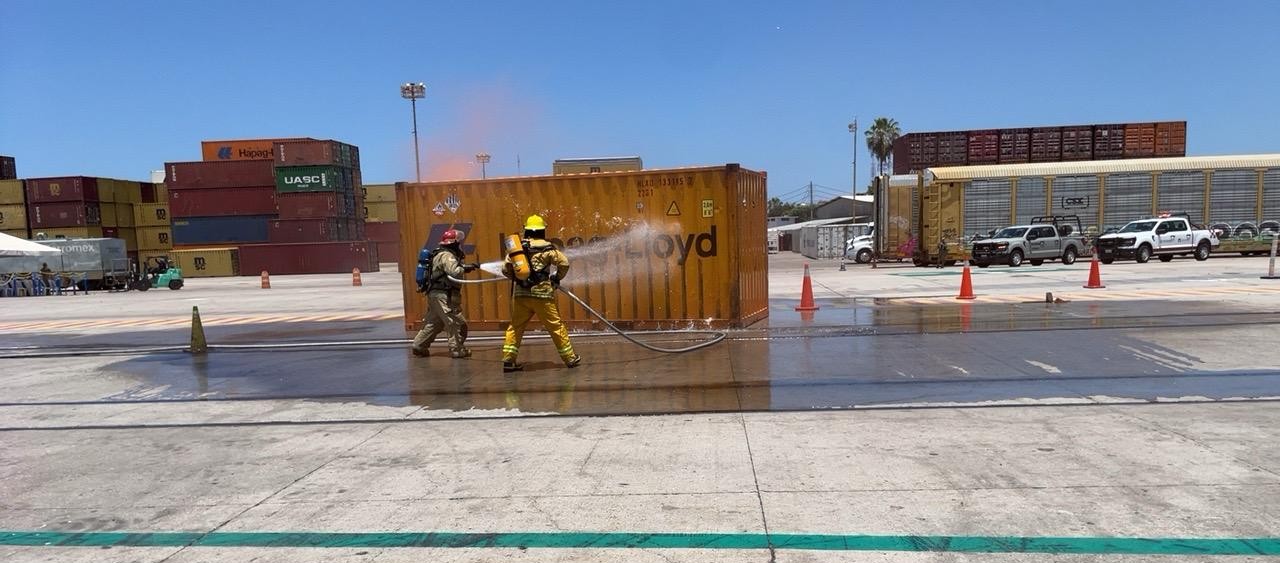 Elementos de la Marina realizan un entrenamiento en el puerto de Mazatlán