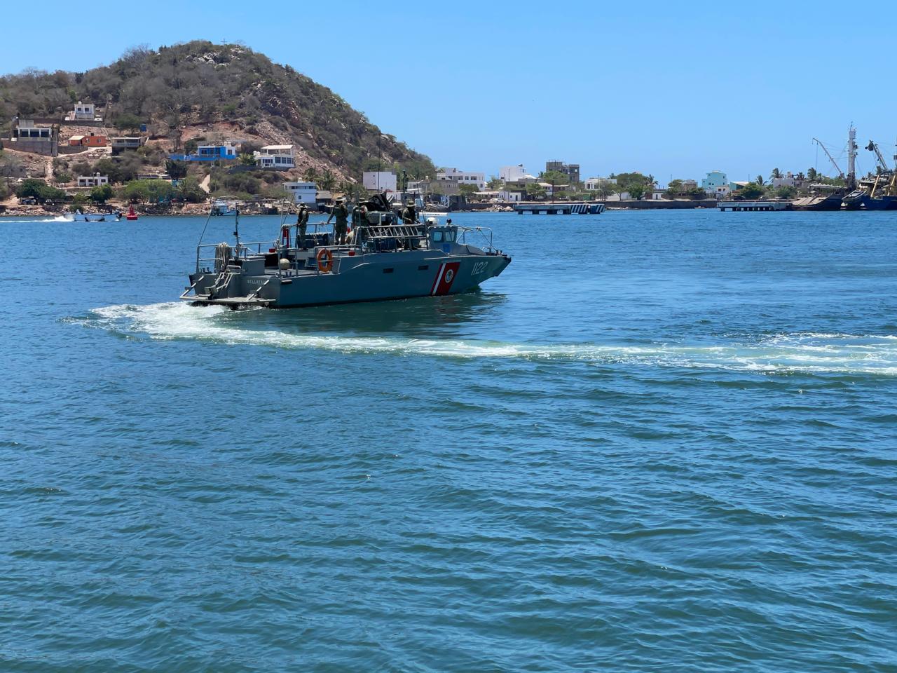 Elementos de la Marina realizan un entrenamiento en el puerto de Mazatlán