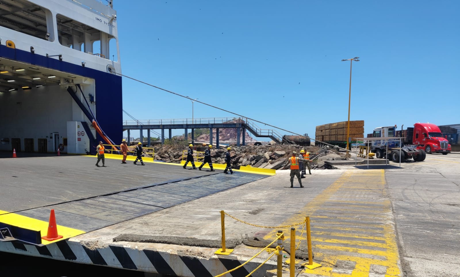 Elementos de la Marina realizan un entrenamiento en el puerto de Mazatlán