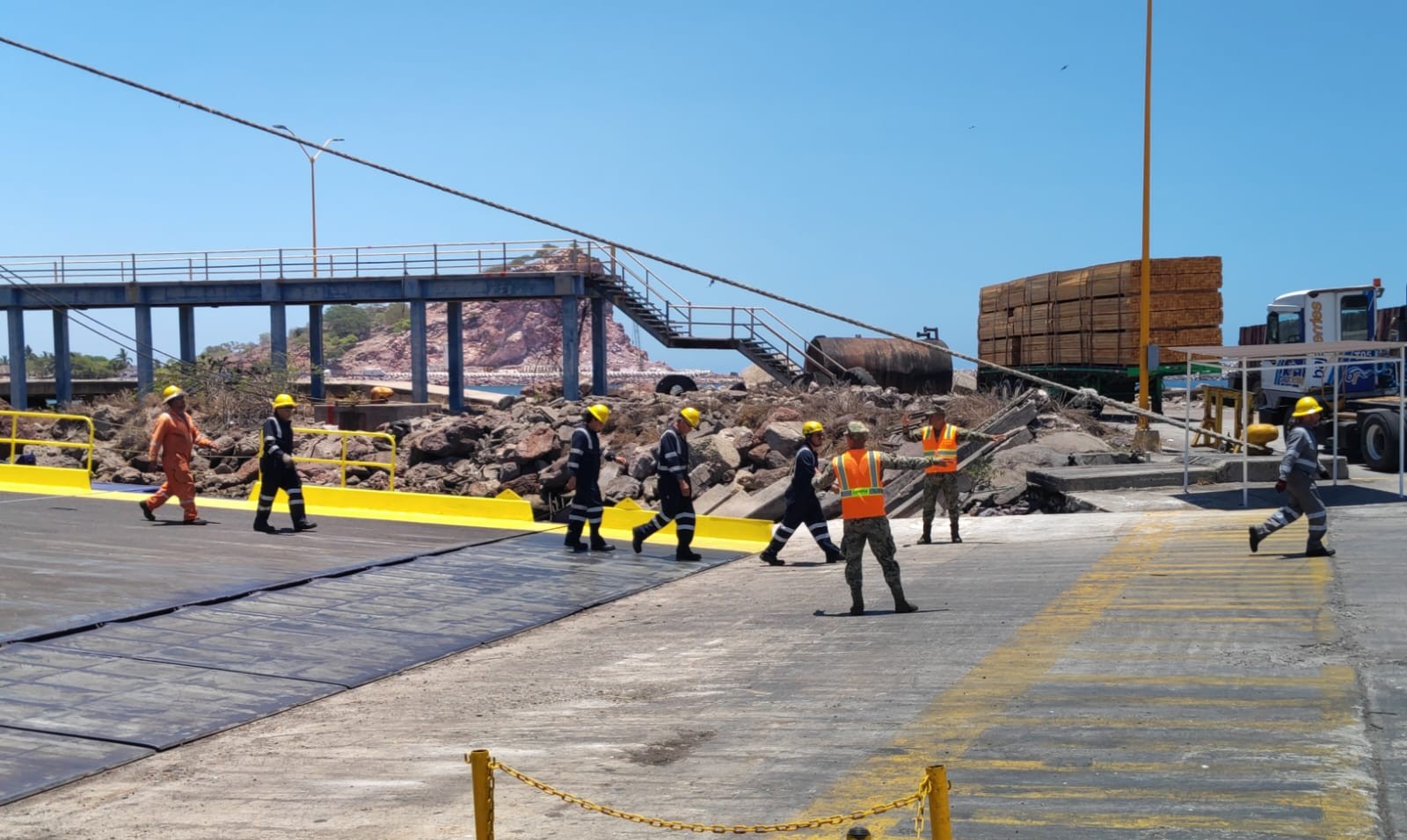 Elementos de la Marina realizan un entrenamiento en el puerto de Mazatlán