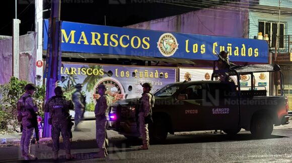 Sujetos desconocidos rocían gasolina e incendian parte de un negocio de mariscos en el primer cuadro de Culiacán, Sinaloa