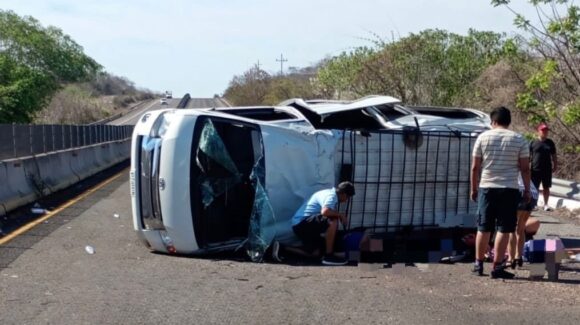 Aparatoso accidente deja 2 fallecidos y 7 lesionados en la maxipista Mazatlán- Culiacán