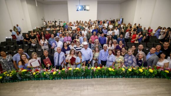 Reciben medalla Rafael Ramírez 40 maestras y maestros de Guasave, Sinaloa por su trayectoria educativa