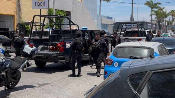 Policías de Ahome detienen a mujer por presunta clonación de tarjetas bancarias en un cajero de Los Mochis