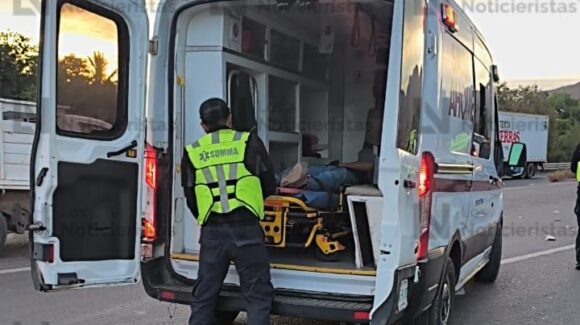 Motociclista se lesiona tras impactarse contra un torton en San Miguel Zapotitlán, en Ahome, Sinaloa