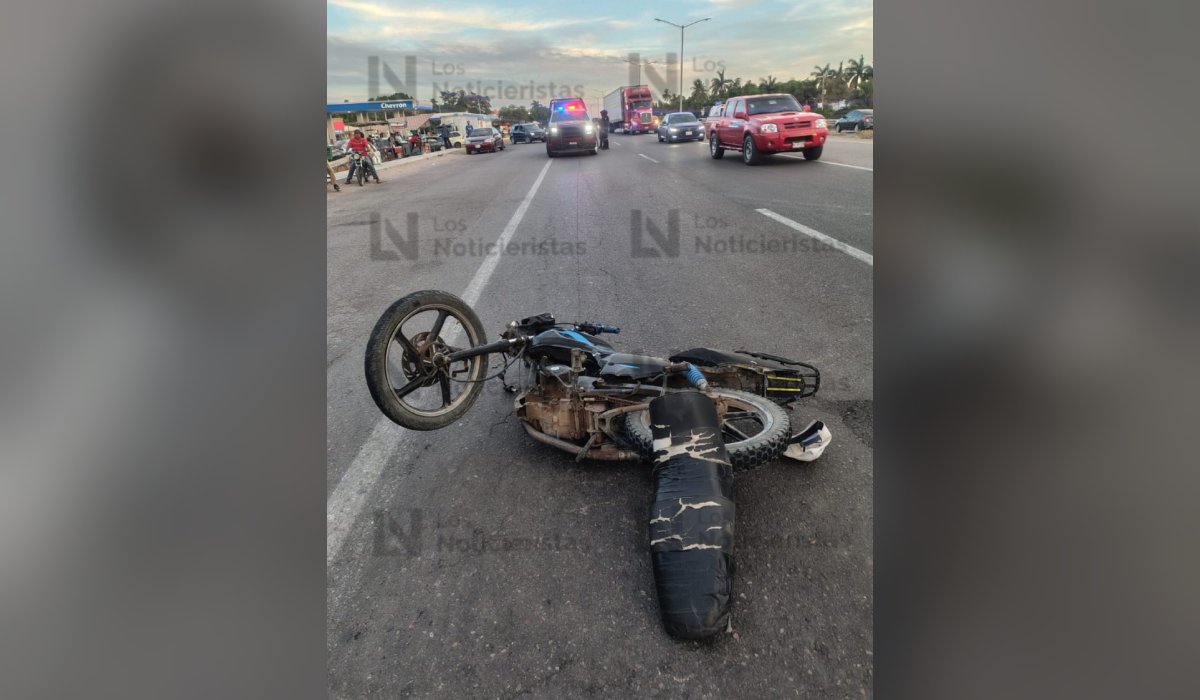 Motociclista choca contra torton en San Miguel Zapotitlán, Ahome