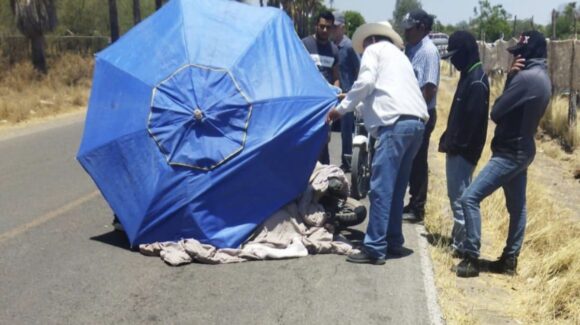 Hombre muere tras sufrir un presunto infarto y caer de una motocicleta en Maquipo, Sinaloa