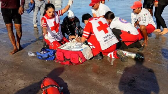 Instructor de natación fallece tras sufrir paro cardiaco en Playa Norte, Mazatlán, Sinaloa