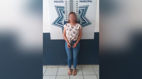 Investiga FGE caso de mujer detenida en banco de Los Mochis, Sinaloa por robó a adulto mayor