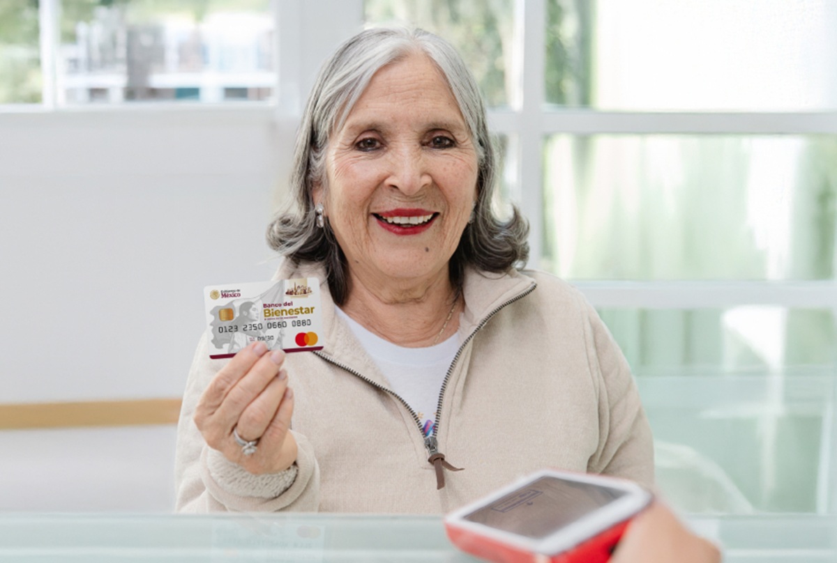 Mujer adulta mayor con su tarjeta del Banco del Bienestar