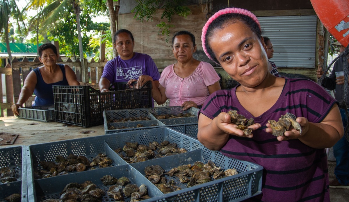 Mujeres pescadoras de almeja