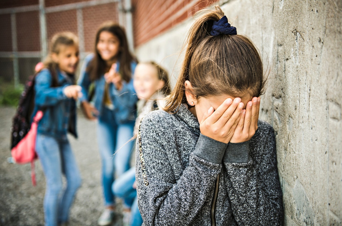 Niñas haciendo bullying a otra niña