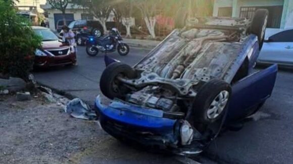 Vehículo vuelca en la colonia 20 de Noviembre; conductor resulta con lesiones menores en Mazatlán, Sinaloa