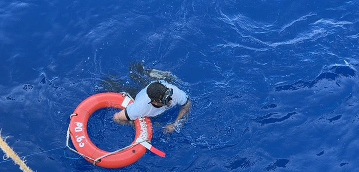 Embarcación de la Marina asegurando cocaína en el mar de Oaxaca