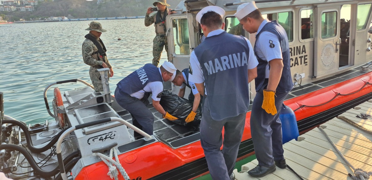 Embarcación de la Marina asegurando cocaína en el mar de Oaxaca