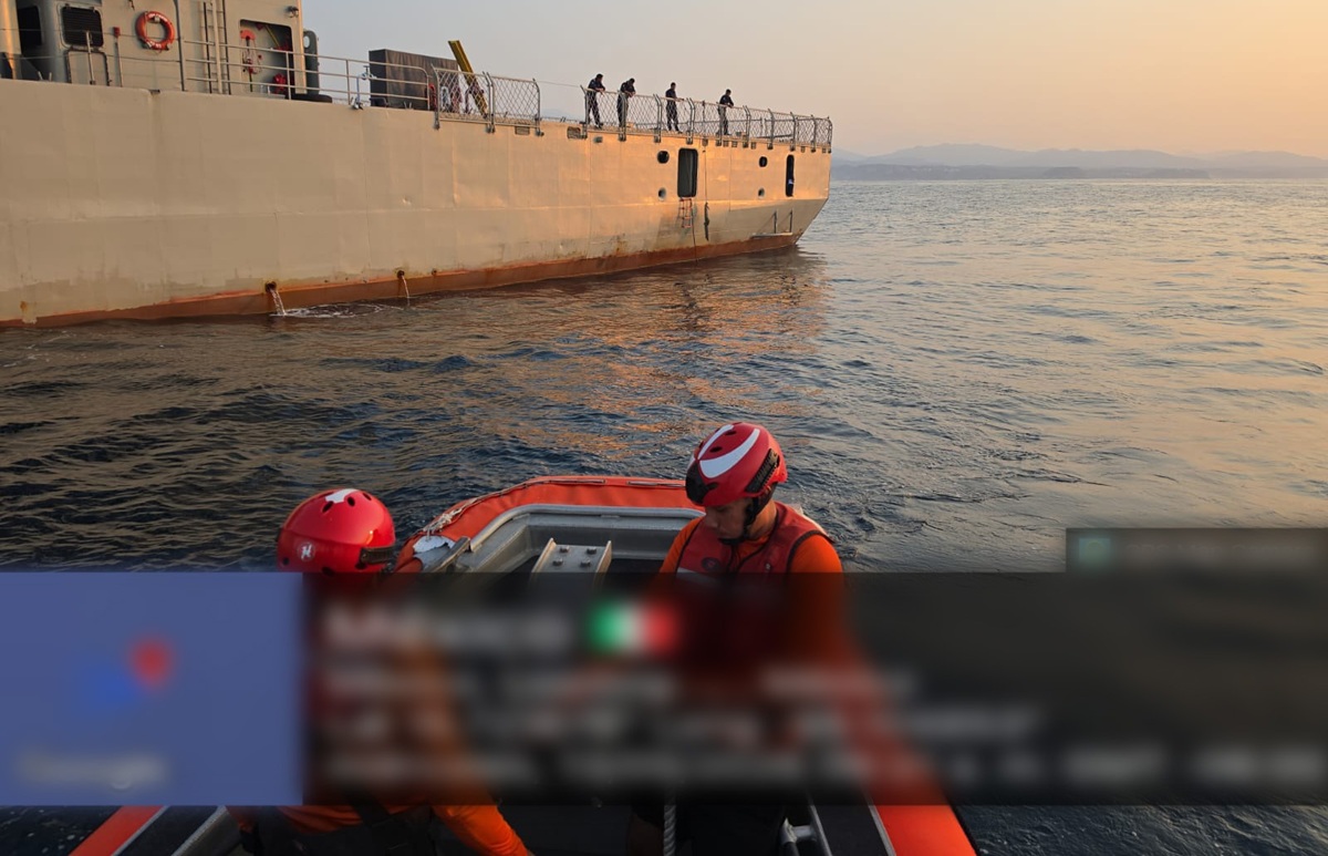 Embarcación de la Marina asegurando cocaína en el mar de Oaxaca